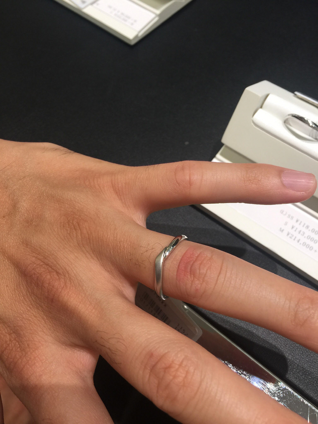 彼の指にはめた時ですが付け心地が良いと気に入っていました。