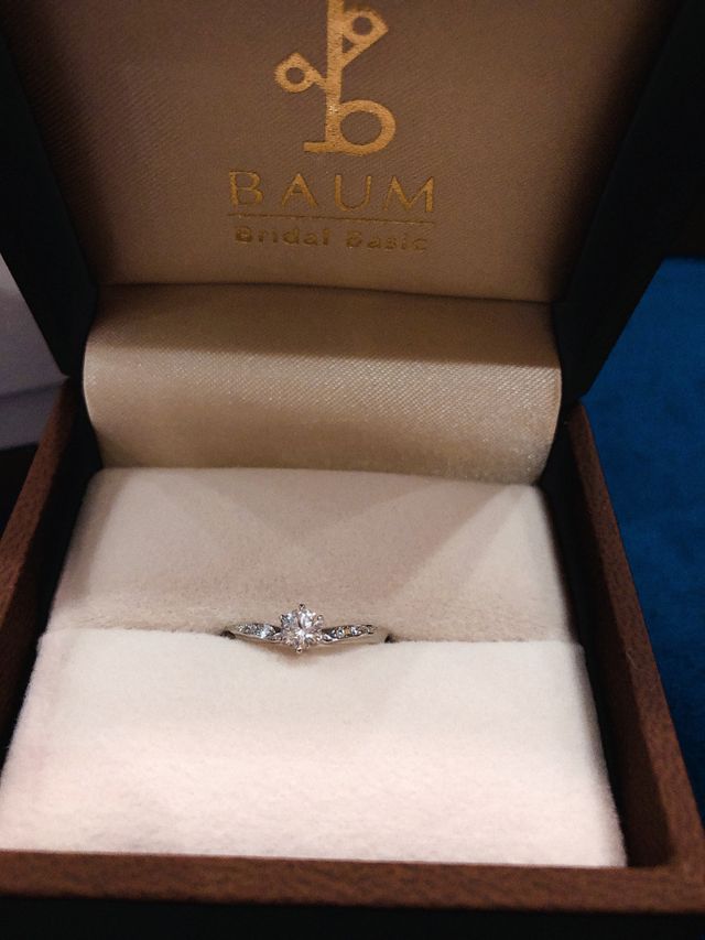 ダイヤとサイドに小さなダイヤを添えたVラインデザインです。