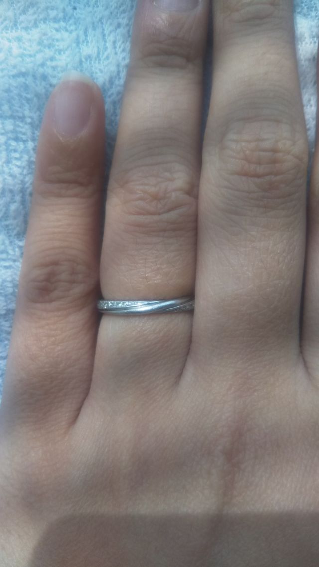 ブルーミンという指輪です。婚約指輪と重ね付けできます。