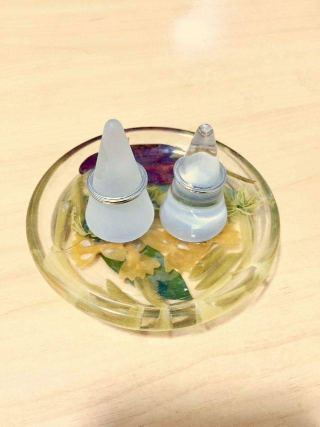 男性、女性のペアで購入。
リングホルダーに置いてます。