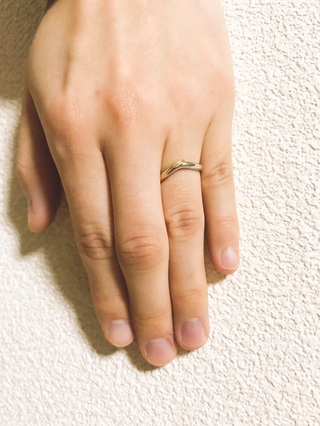 V字だと指がキレイに見えると思います。