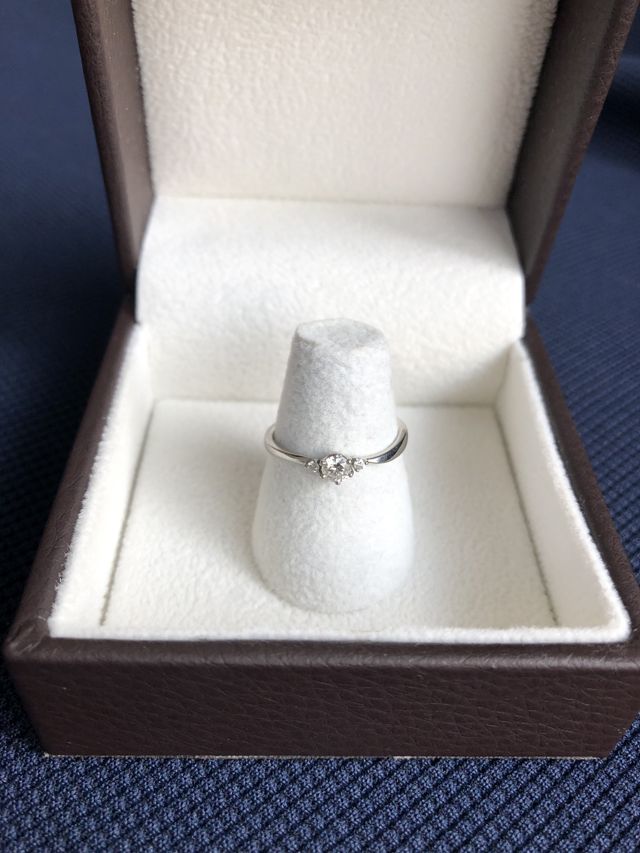 シンプルでキラキラ輝いてて私 好みのデザインです。