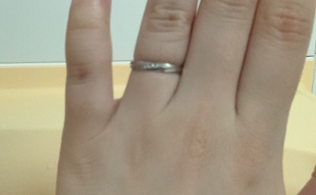 シンプルなデザインにダイヤがキラッと輝いててとても綺麗です