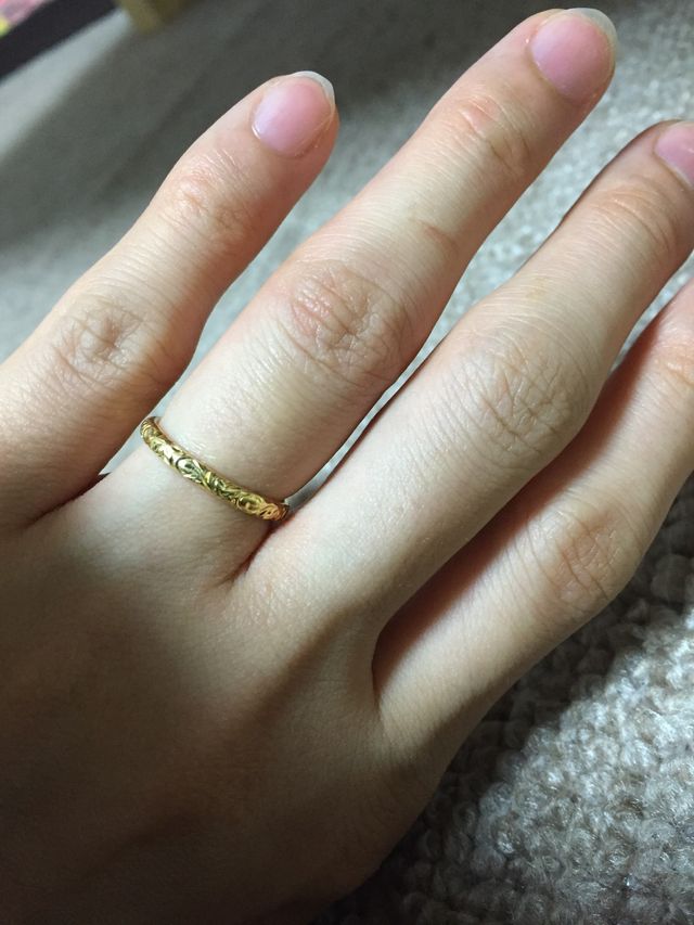 ゴールドで、全体に柄が彫られてます