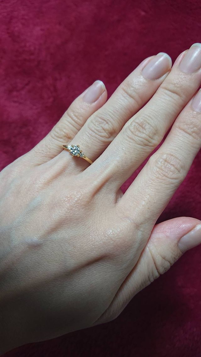 ゴールドのリングにダイヤが存在感を放っています。