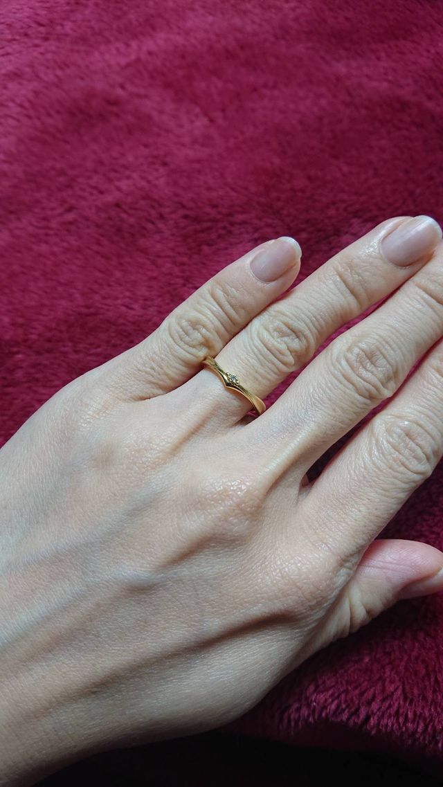 ゴールドのリンクにシンプルですがダイヤがあります