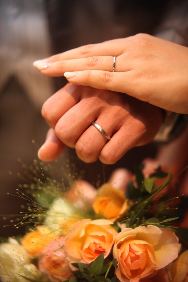 新婦の結婚指輪には小さなダイヤが一粒入ったデザインです。