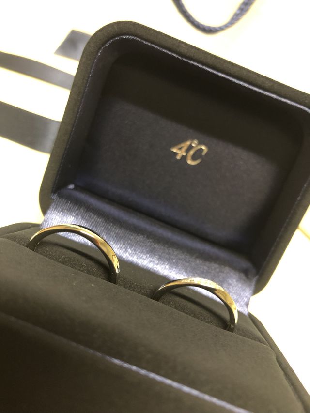 レディースはダイヤ入りツイスト、メンズはツイストのみ