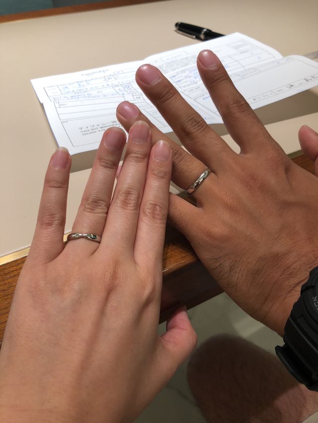 刻印後に指輪を受け取ってはめた写真です。