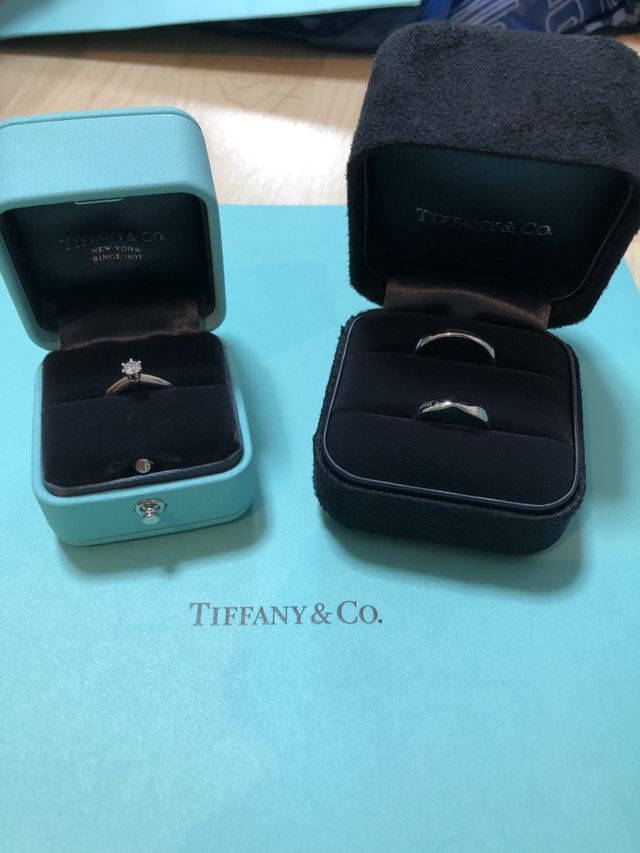 婚約指輪と結婚指輪を並べてパシャリ✨