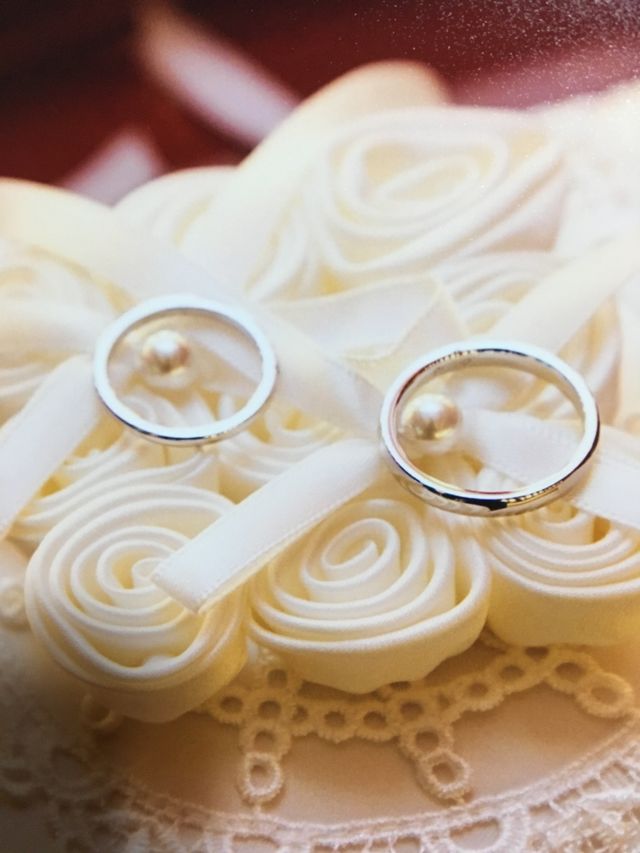 結婚式の時にリングピローにのせてもらったときの写真です。