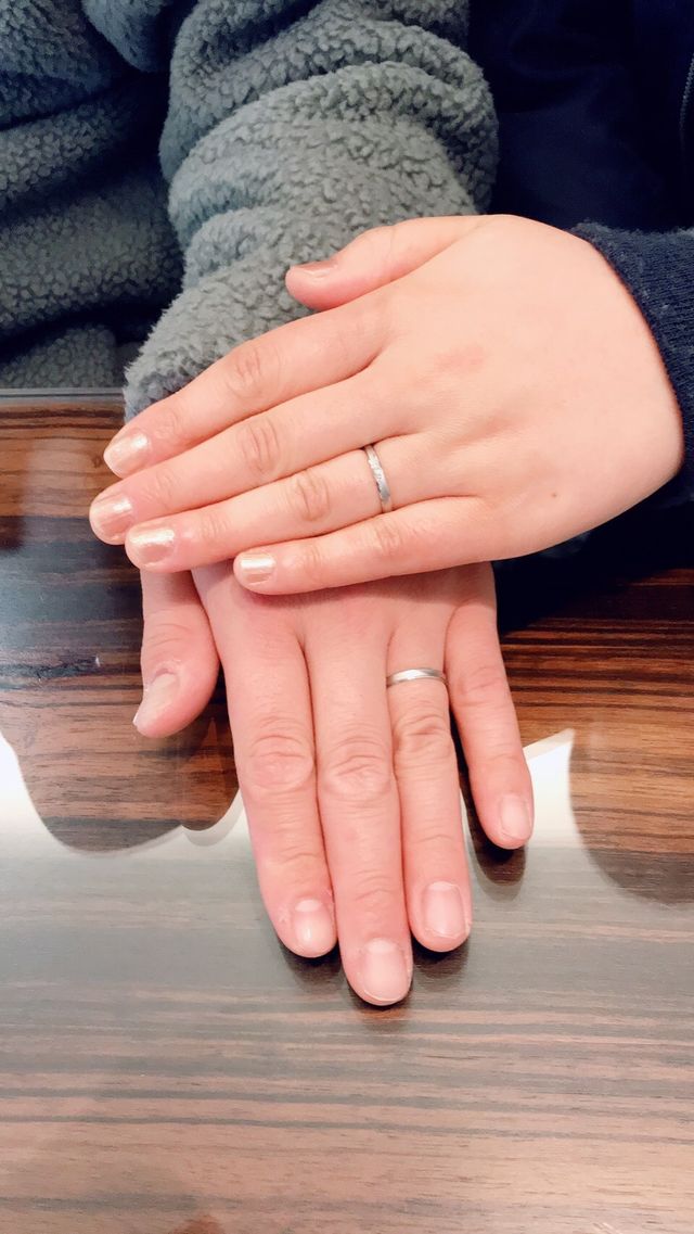 プラチナの指輪でつや消しのデザインがとっても気に入りました