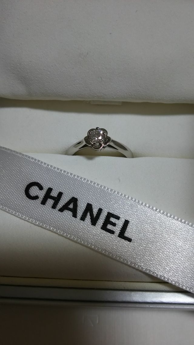 お花形で可愛いリング。0.26カラットぐらいのダイヤです。