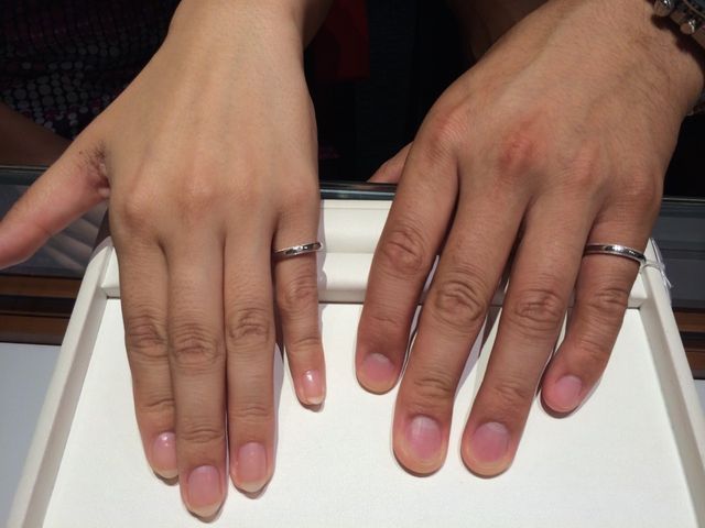 二人とも指が太めなので薬指のサイズ見本が無く小指に試着（笑）