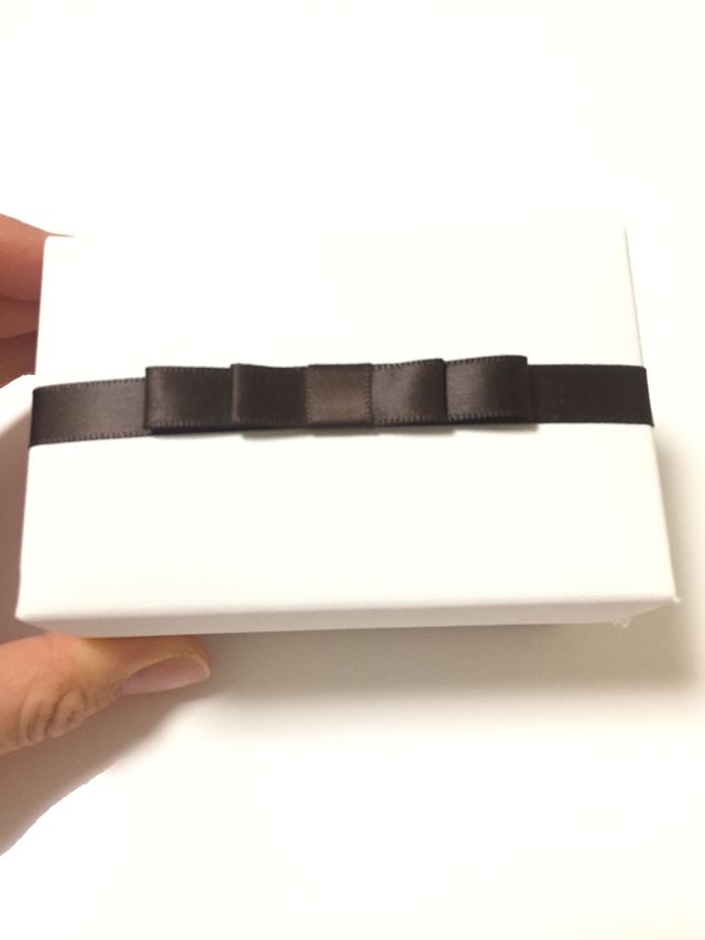 白地に茶リボンが可愛らしいボックスです(中は茶色)