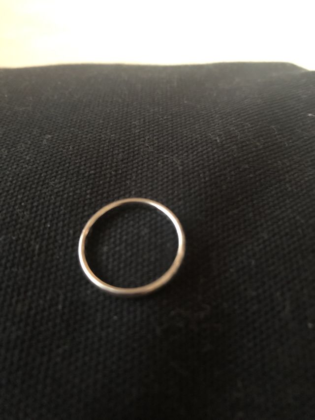 ダイヤモンド等ついていないシンプルな指輪です。