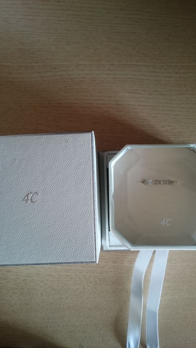 クリスタルの入れ物で可愛いです。