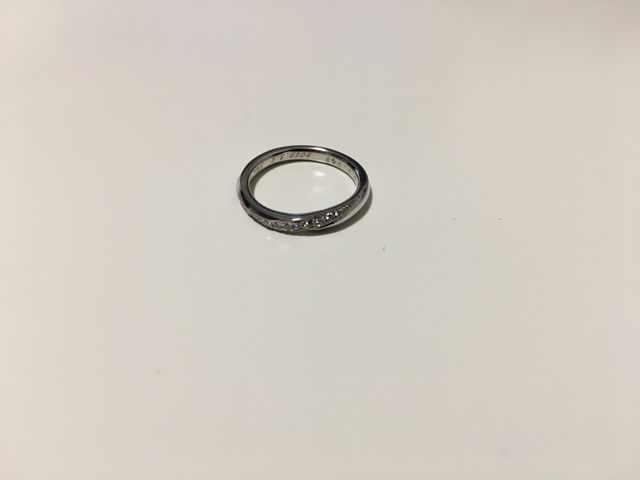 ダイヤモンドのキラキラ輝くシンプルな指輪です