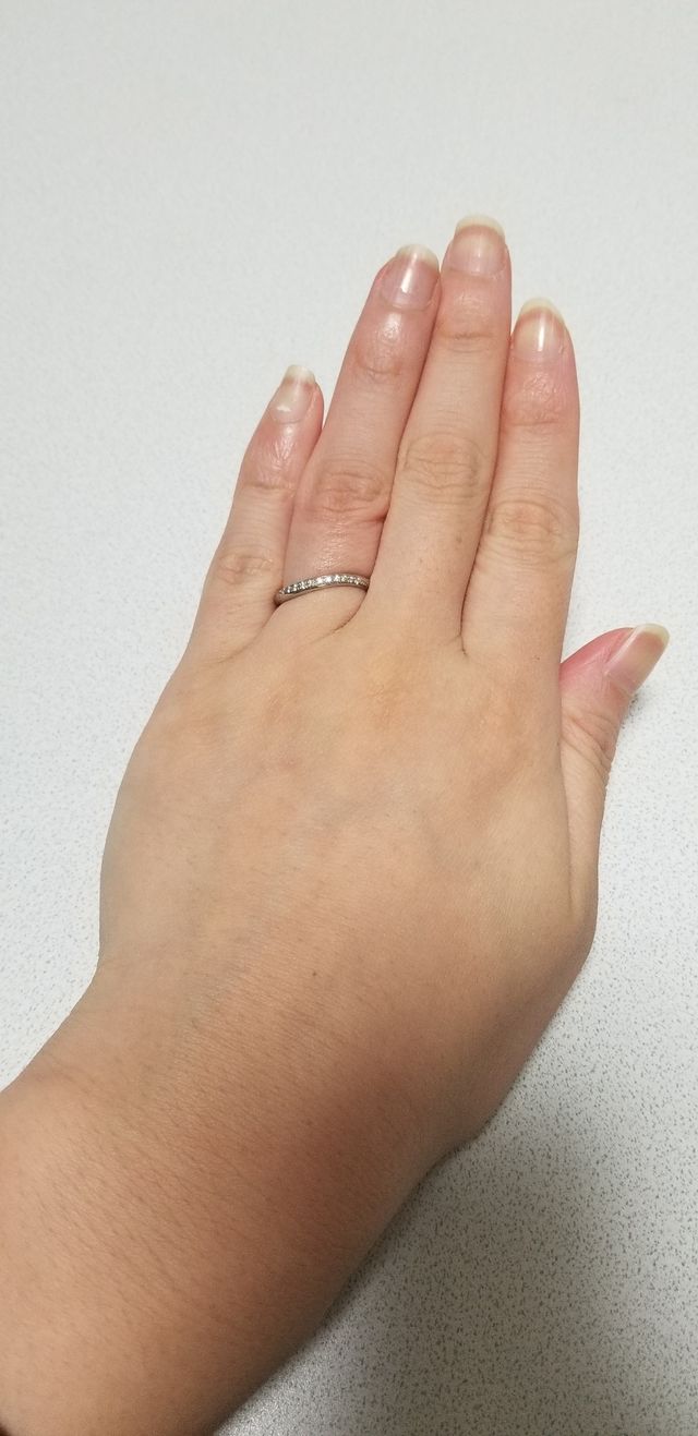 さりげないウェーブ感で、指への馴染みがとても良いです。