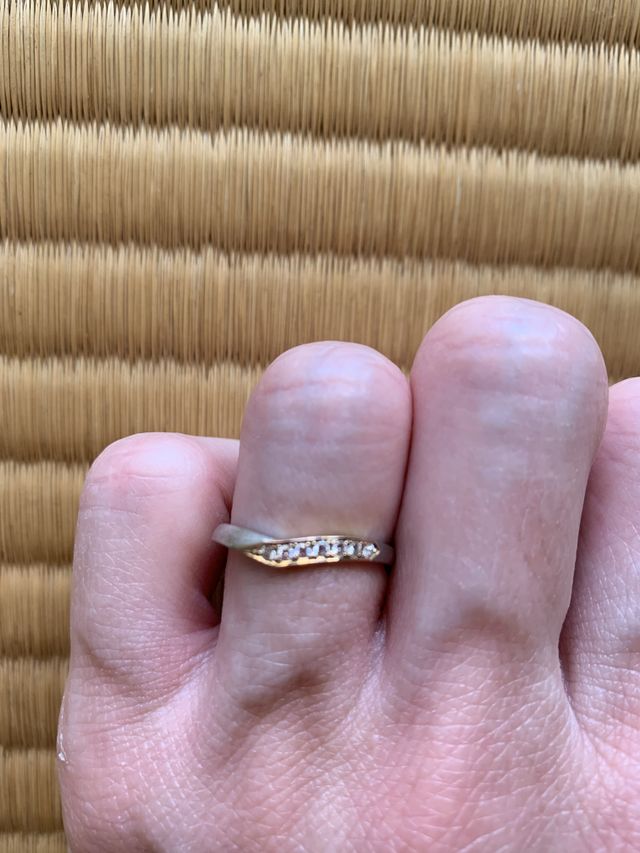 デザインが綺麗でダイヤがキラキラしてます。