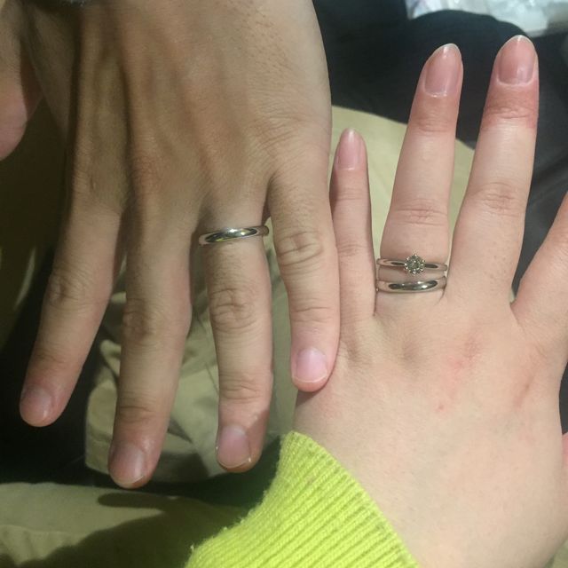 買ってもらった婚約指輪と一緒に。