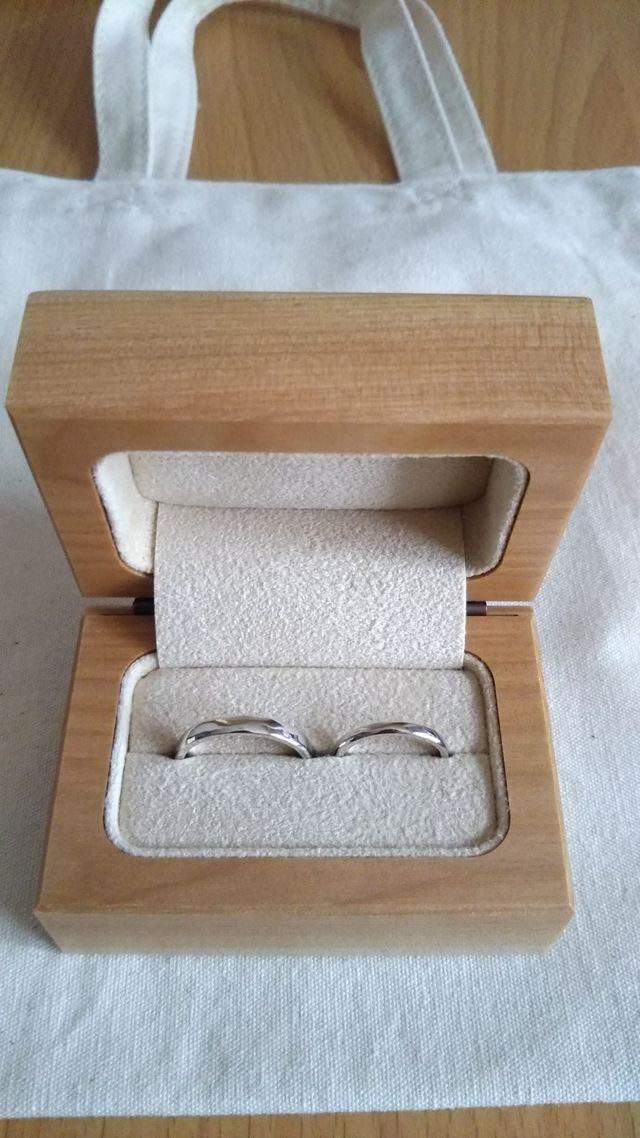 お互いの指輪を作りました。入籍日、名前、誕生石をいれました。