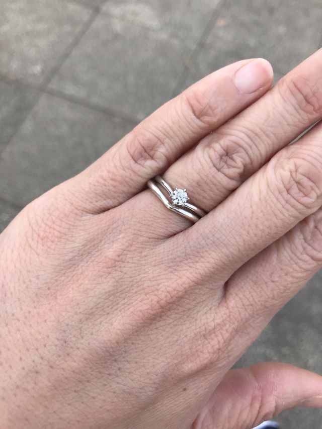 婚約指輪とともに