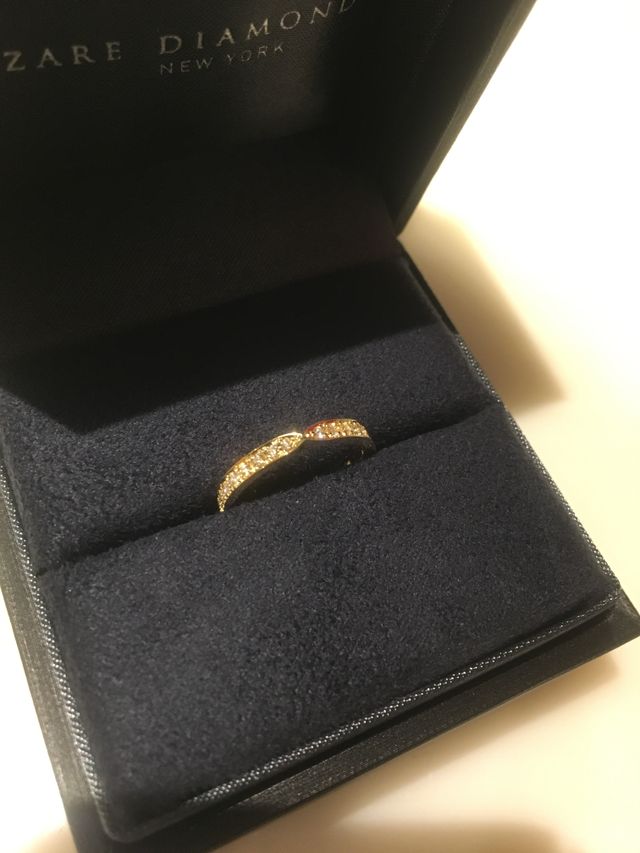 サイドにダイヤモンドが並んだYGのマリッジリング。