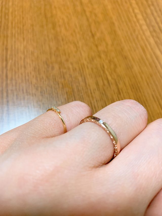 見る角度によって側面の薔薇の模様が見えます！