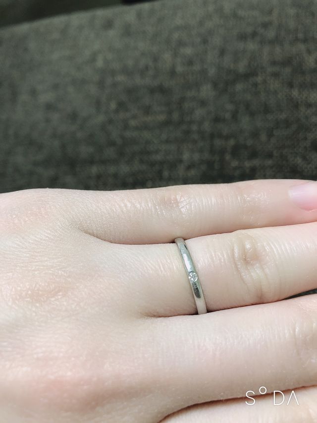 石がひとつついている女性らしいデザインを選びました。