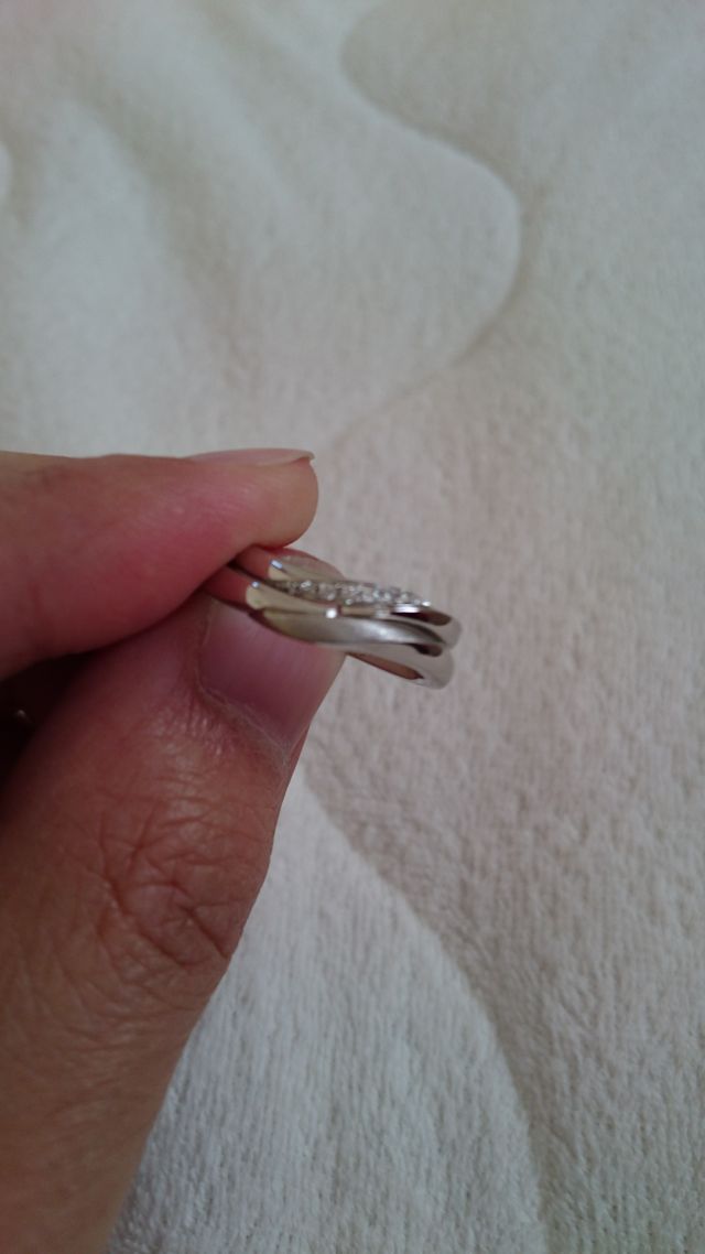 男女のリングが２つピッタリ重なるようにデザインされています。