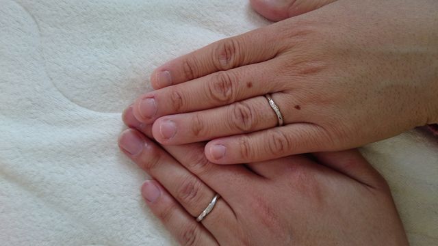 金属部分はダイヤのとめ金部分も含め滑らかで引っ掛かりません。