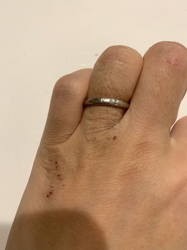 とにかくシンプルで日常生活で邪魔にならないもの。