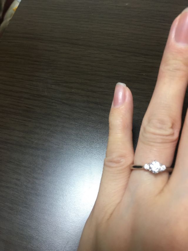 メレダイヤに左右から挟まれているので、石が大きく見えます