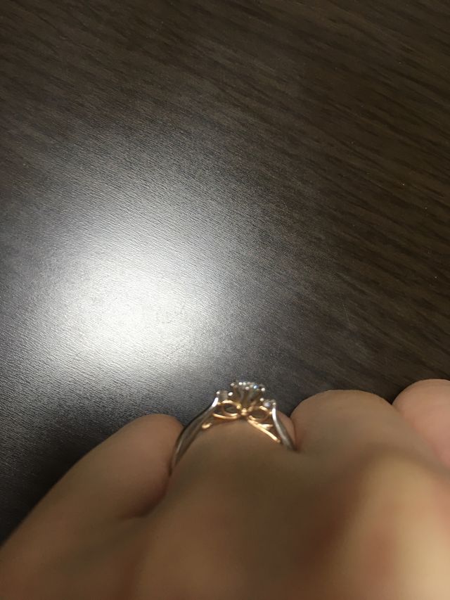 横から見るとリボンが見えます。