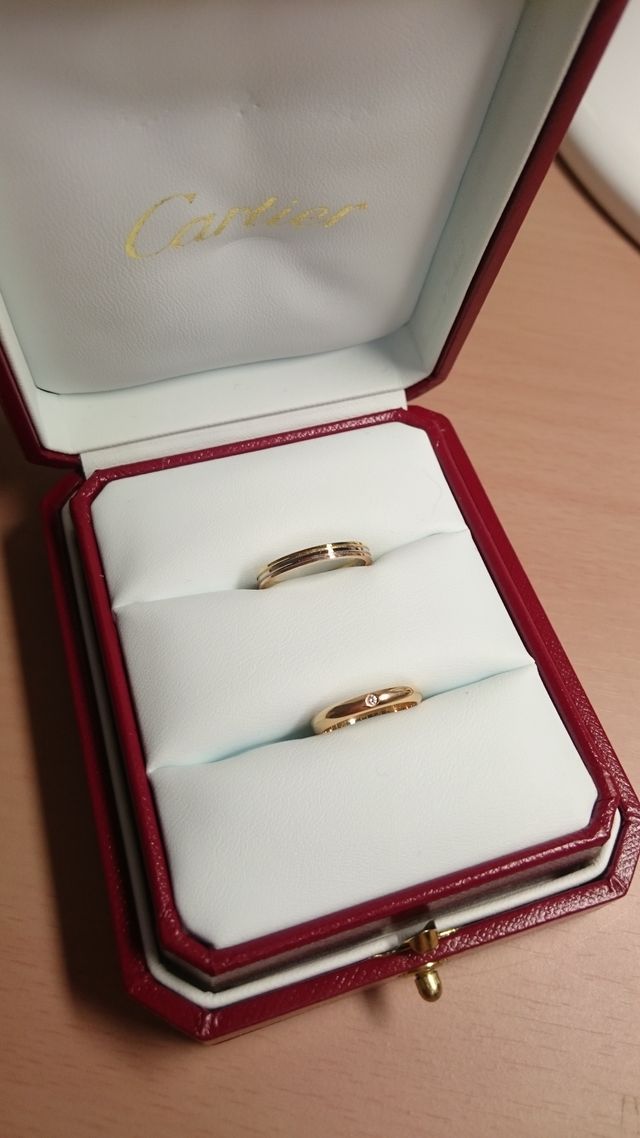 2人で色々話し合い、同じブランドで違うデザインにしました。