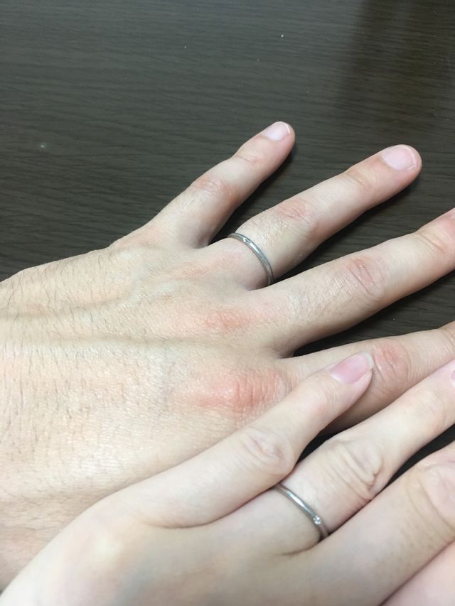 細い指輪で女性はメレダイヤ、男性はハートのデザイン。