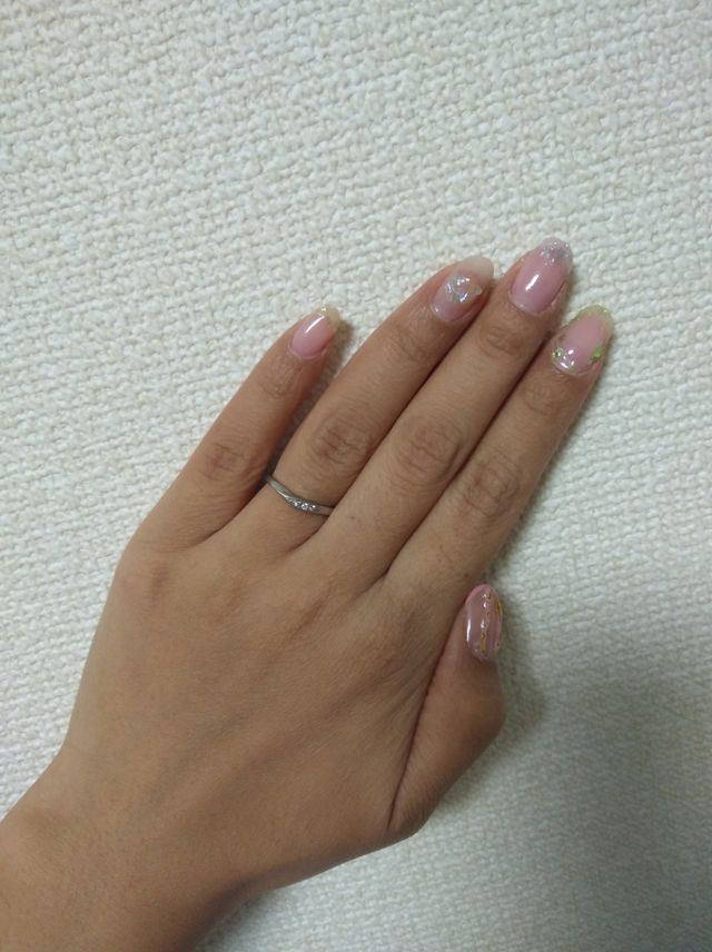 V字でメレダイヤモンドが３つ付いた華奢なデザイン。