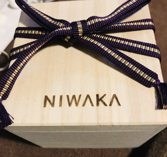 指輪は陶器の箱に入っており、それを木箱に入れてくれます。