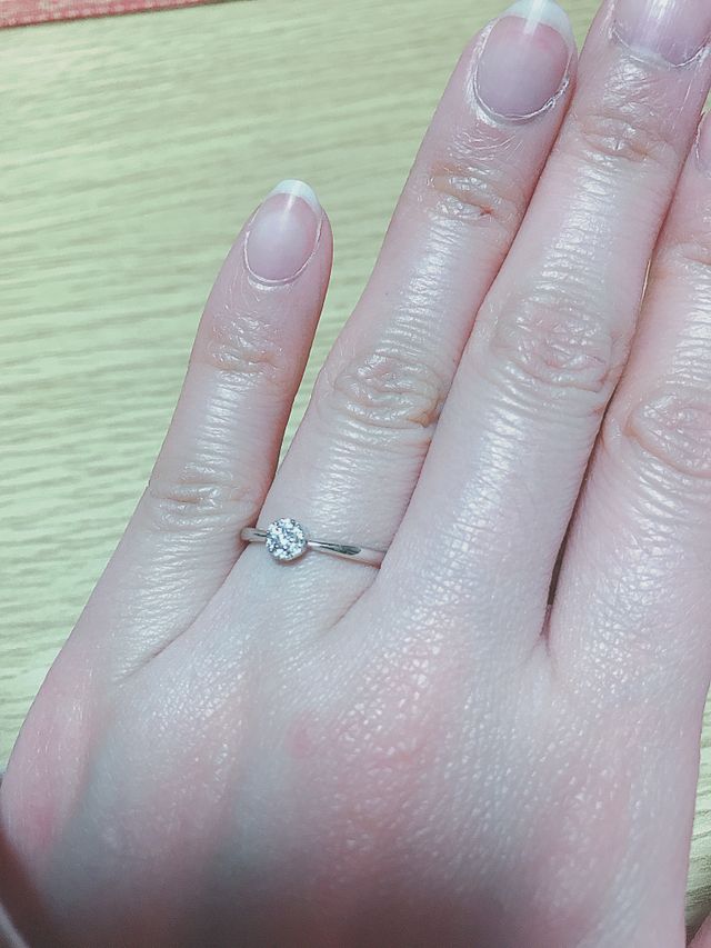 小さなダイヤが7つ使用されており花のデザインになっています。