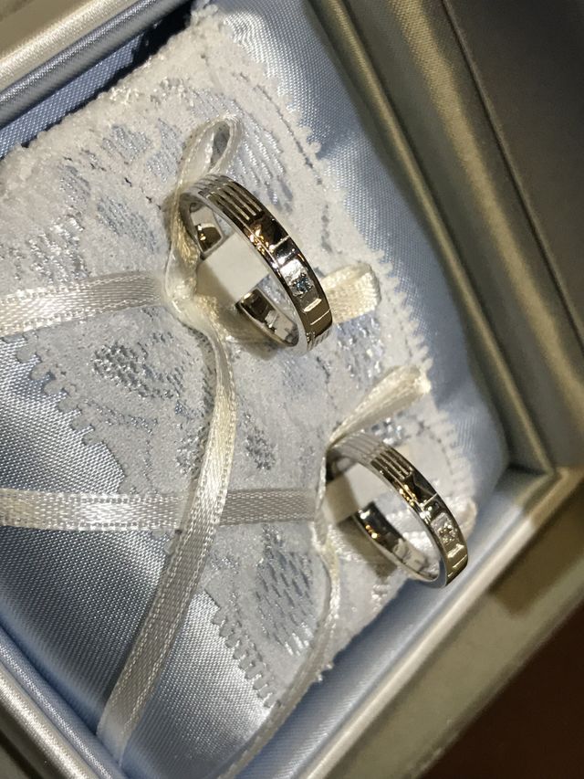 薄いブルーのピローにプラチナが映えます。