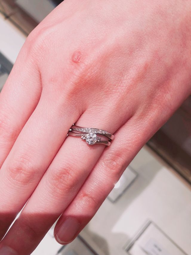 婚約指輪ドナディと重ねづけした際の写真です。
