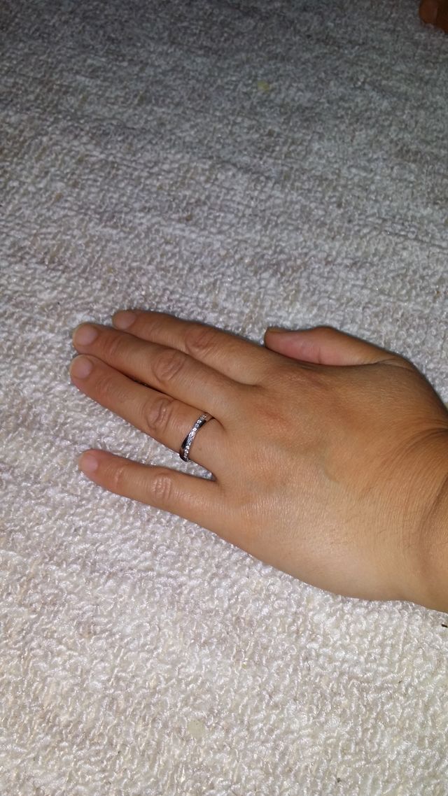 ２連リングです。リングの太さがしっくりきて購入しました。