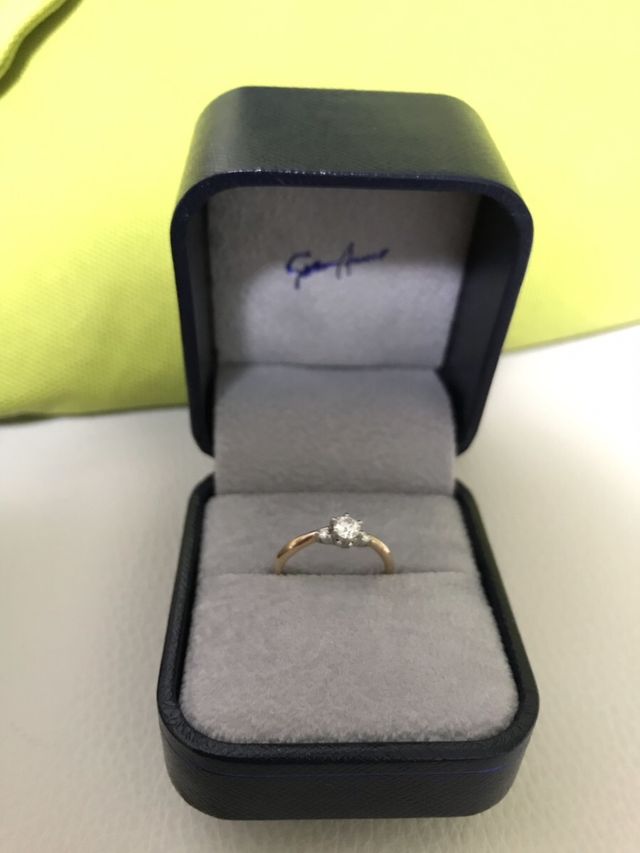 一粒のダイアの横に２つのダイアが付いたデザイン