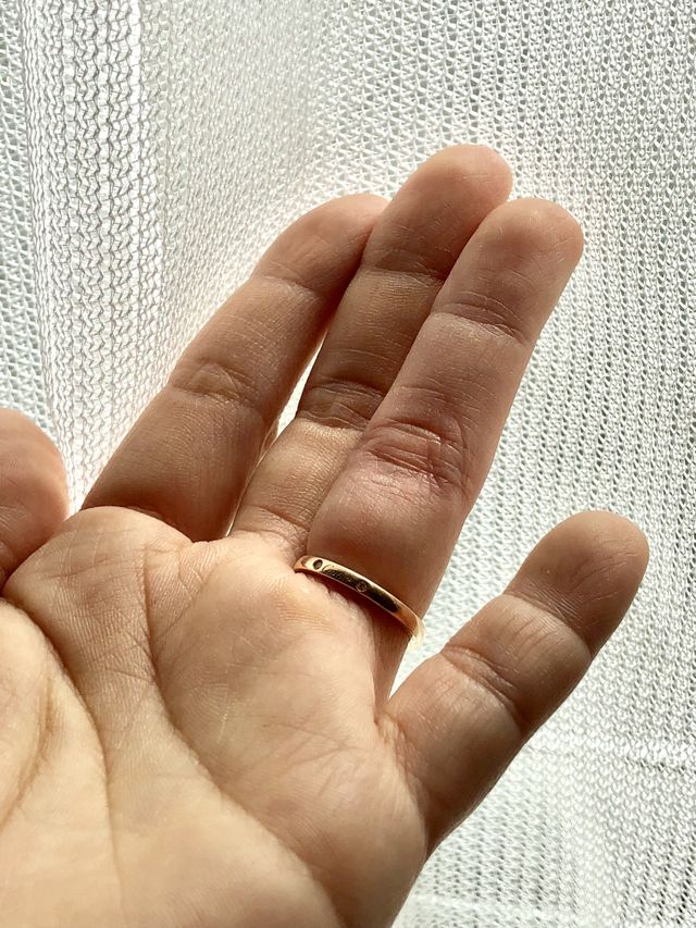 カルティエの刻印と、両サイドにダイヤが2つ。