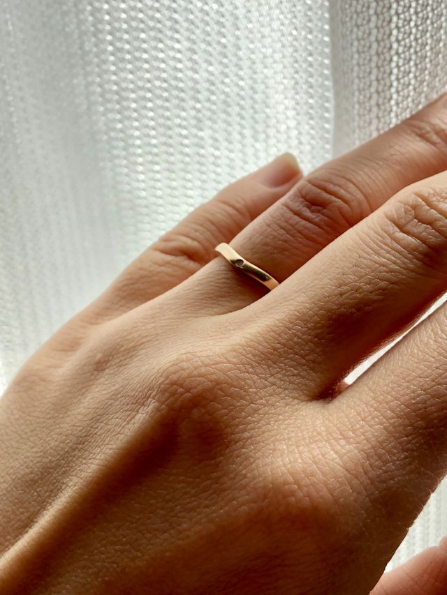 軽くVになっているので、指が綺麗に見える気がします。