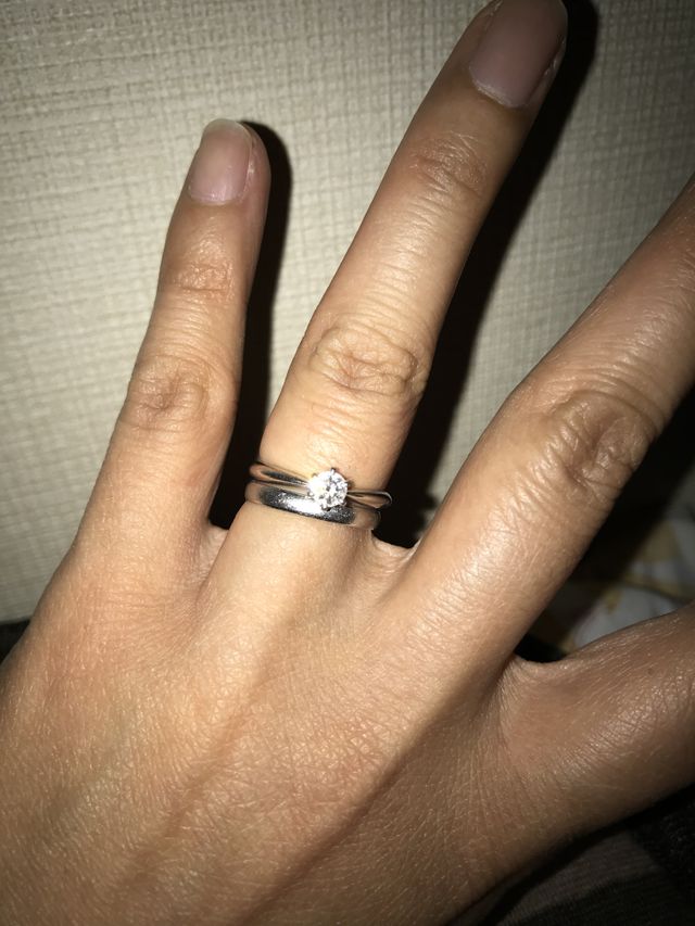 婚約指輪と重ね付けするため、シンプルな指輪にしました。