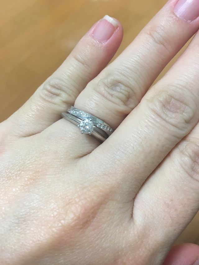 結婚指輪とともに着用しています。とても綺麗でお気に入りです。