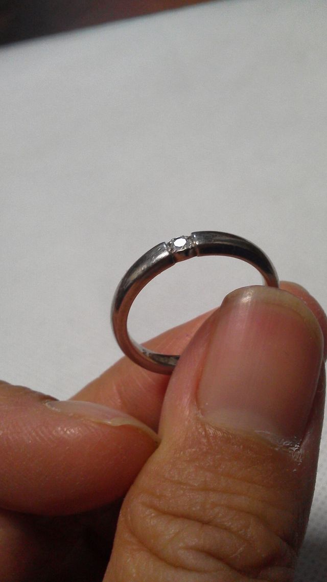 綺麗なダイヤ、プラチナの重さも感じられるリングです。