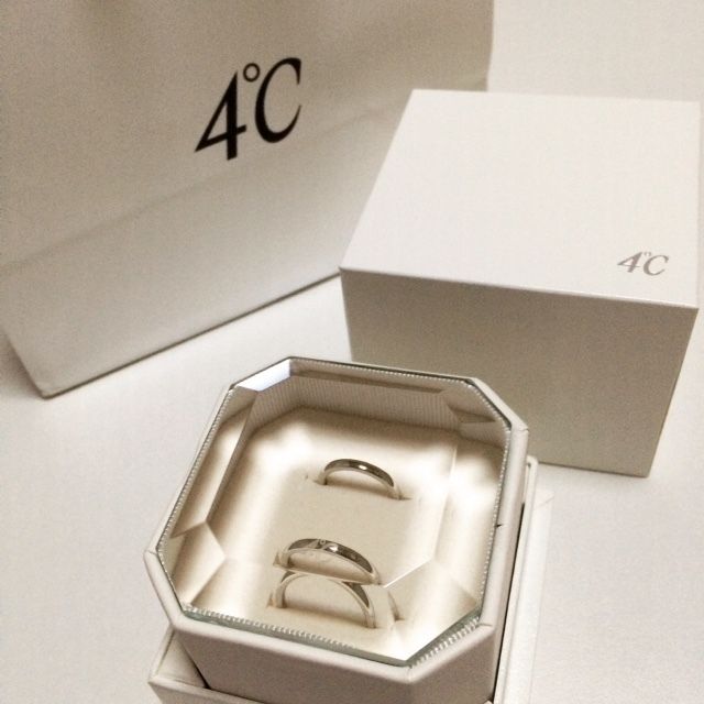 結婚指輪をペアで購入しました。上が女性用、下が男性用です。